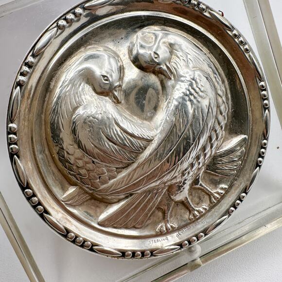 1940s Elgin American Lucite Compact | Sterling Silver Doves | NOS Puffs Included - Picture 7 of 13